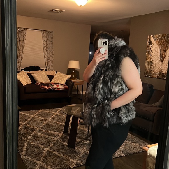 Vince Silver Fox Fur Vest.  Single clasp.  Mint condition. Retail $1,499. - Picture 8 of 8